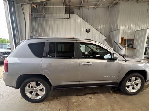 Used 2017 Jeep Compass Latitude AWD/4WD image 7