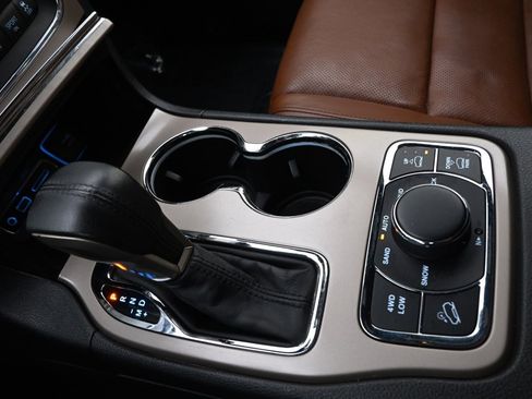 Used 2017 Jeep Grand Cherokee Summit image 32