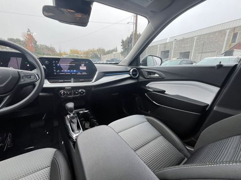 Used 2025 Chevrolet Trax LT image 33