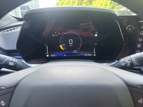Used 2025 Chevrolet Trax LT FWD image 18
