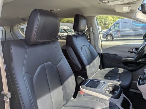 Used 2024 Chrysler Pacifica Touring-L image 28