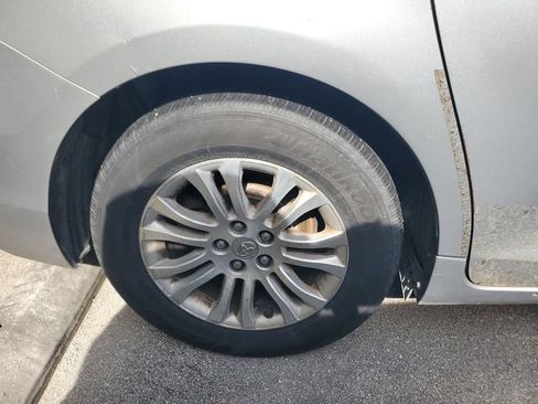 Used 2014 Toyota Sienna XLE w/ XLE Premium Package FWD image 9