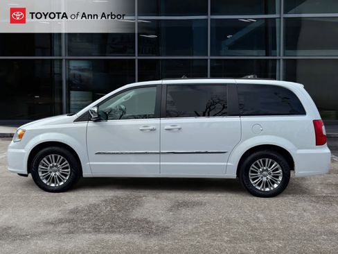Used 2015 Chrysler Town & Country Touring-L image 6