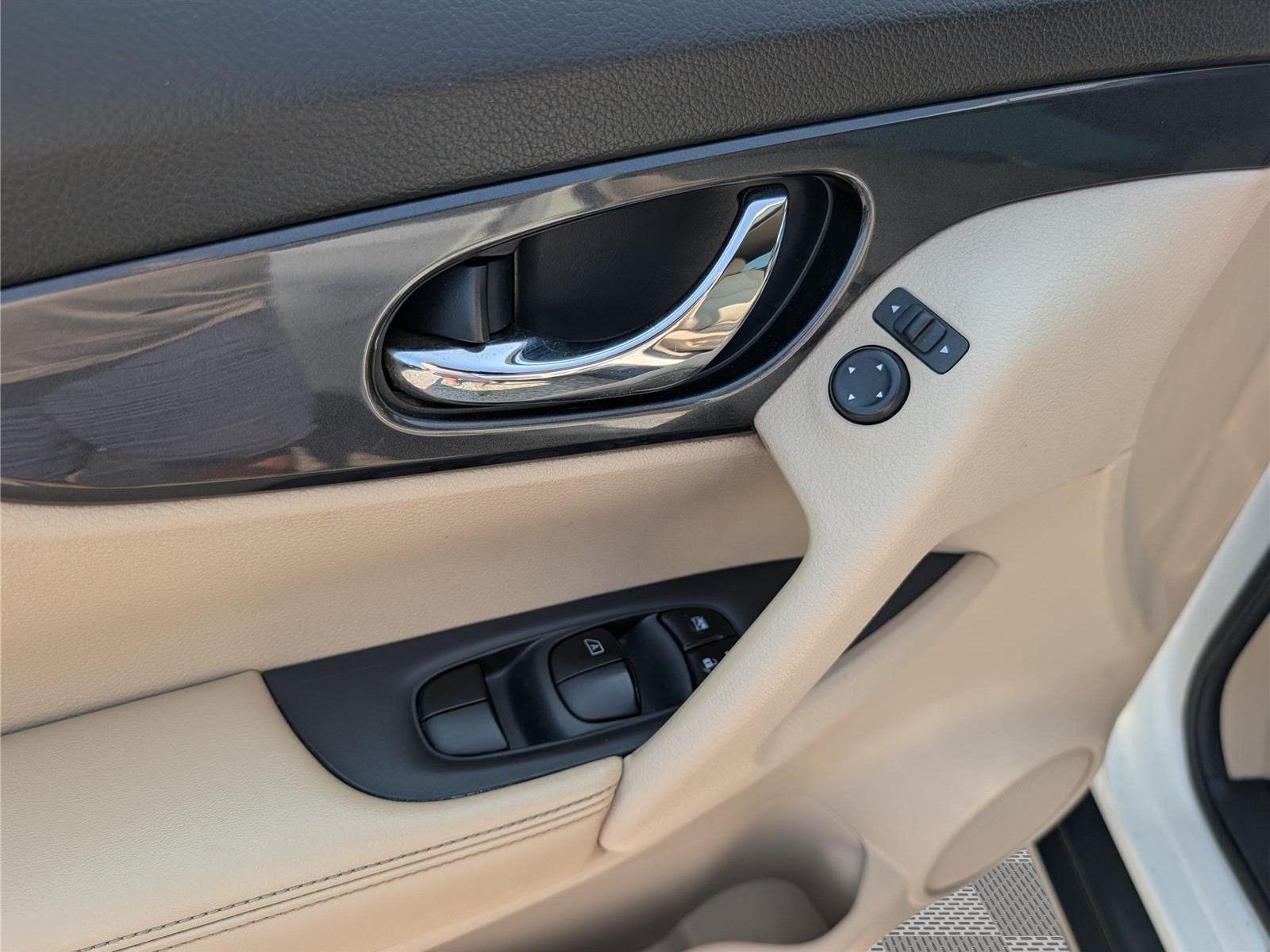 Used 2018 Nissan Rogue SV AWD/4WD image 19