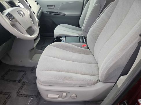 Used 2011 Toyota Sienna LE image 15