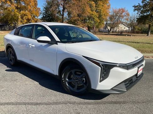 New 2025 Kia K4 LXS image 2