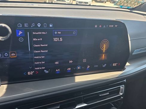 Used 2025 Chevrolet Traverse LT FWD image 21