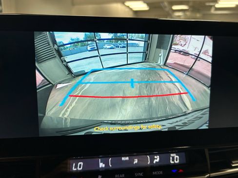 Used 2025 Toyota Sienna XLE FWD image 21