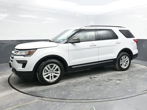 Used 2018 Ford Explorer XLT image 3