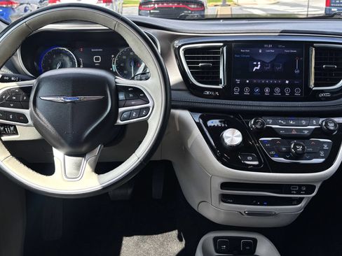 Used 2018 Chrysler Pacifica Limited w/ Advanced Safetytec Group FWD image 14