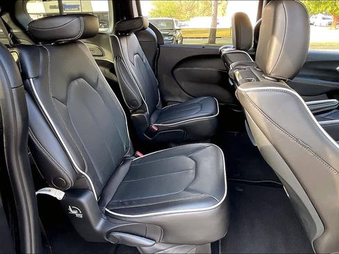 Used 2023 Chrysler Pacifica Limited w/ Uconnect Theater Family Group image 18