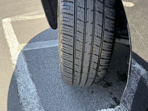 Used 2024 Chrysler Pacifica Touring-L FWD image 25