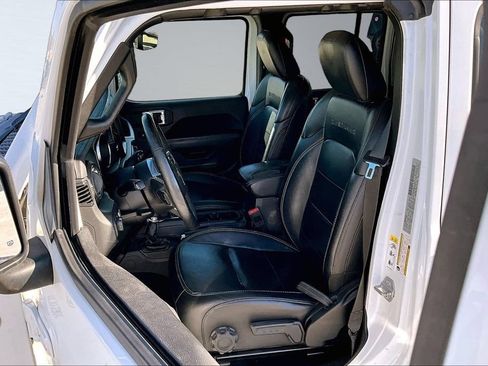Certified 2020 Jeep Gladiator Overland AWD/4WD image 3