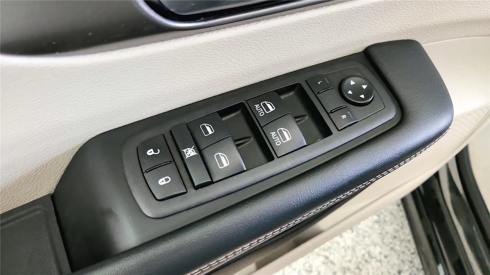 Used 2023 Chrysler Pacifica Touring-L FWD image 32