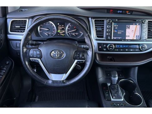 Used 2018 Toyota Highlander Limited Platinum AWD/4WD image 16