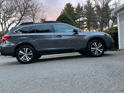 Used 2018 Subaru Outback 3.6R Limited AWD/4WD image 28