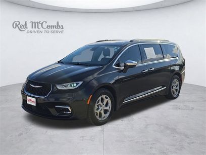 Used 2023 Chrysler Pacifica Limited w/ Uconnect Theater Family Group