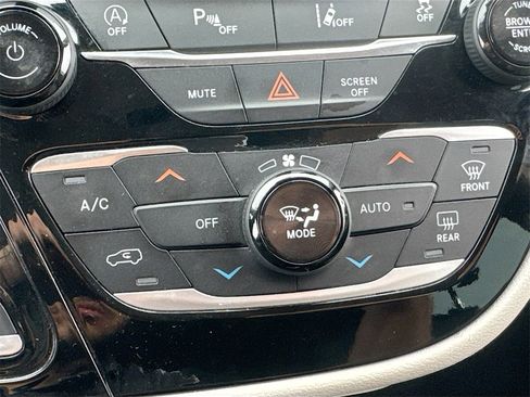 Used 2022 Chrysler Pacifica Touring-L image 15