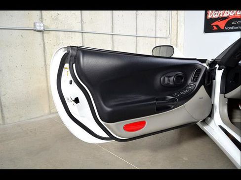 Used 2004 Chevrolet Corvette Coupe w/ Preferred Equipment Group image 9