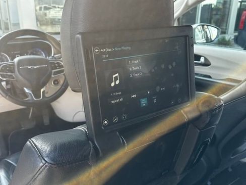 Used 2017 Chrysler Pacifica Touring-L Plus w/ Tire & Wheel Group FWD image 19