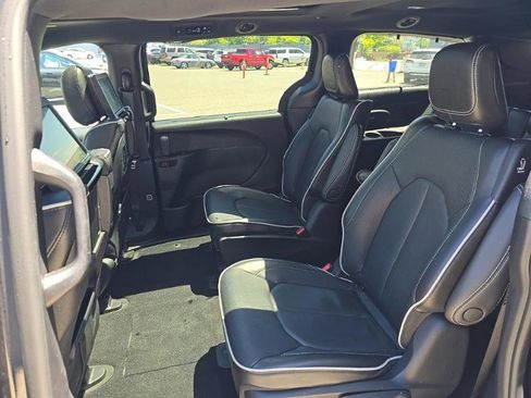 Used 2022 Chrysler Pacifica Limited w/ Uconnect Theater Family Group FWD image 3