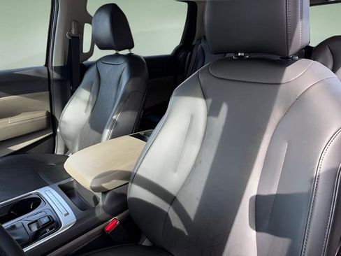 Used 2025 Kia Carnival image 39