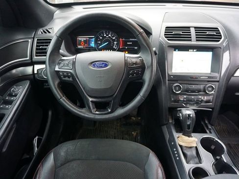 Used 2018 Ford Explorer XLT w/ Equipment Group 202A FWD image 5