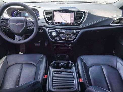 Used 2022 Chrysler Pacifica Touring-L w/ Uconnect Theater Family Group FWD image 11
