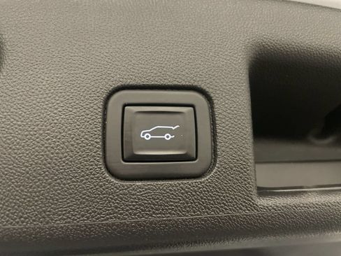 Used 2023 Chevrolet Equinox Premier FWD image 33