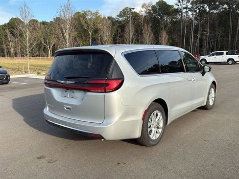 New 2026 Chrysler Pacifica Select image 9
