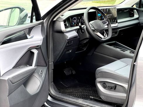 New 2026 Volkswagen Tiguan SE FWD image 10