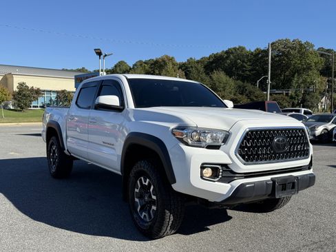 Used 2018 Toyota Tacoma TRD Off-Road image 4