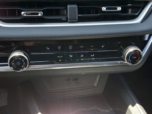 Used 2025 Chevrolet Equinox LT FWD image 15