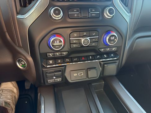 Used 2022 GMC Sierra 2500 Denali w/ Denali Ultimate Package AWD/4WD image 22