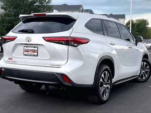 Used 2023 Toyota Highlander XLE AWD/4WD image 12