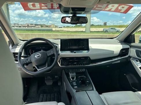 Used 2025 Nissan Rogue SL FWD image 41