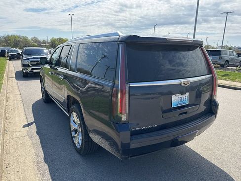Used 2018 Cadillac Escalade ESV Premium Luxury AWD/4WD image 4