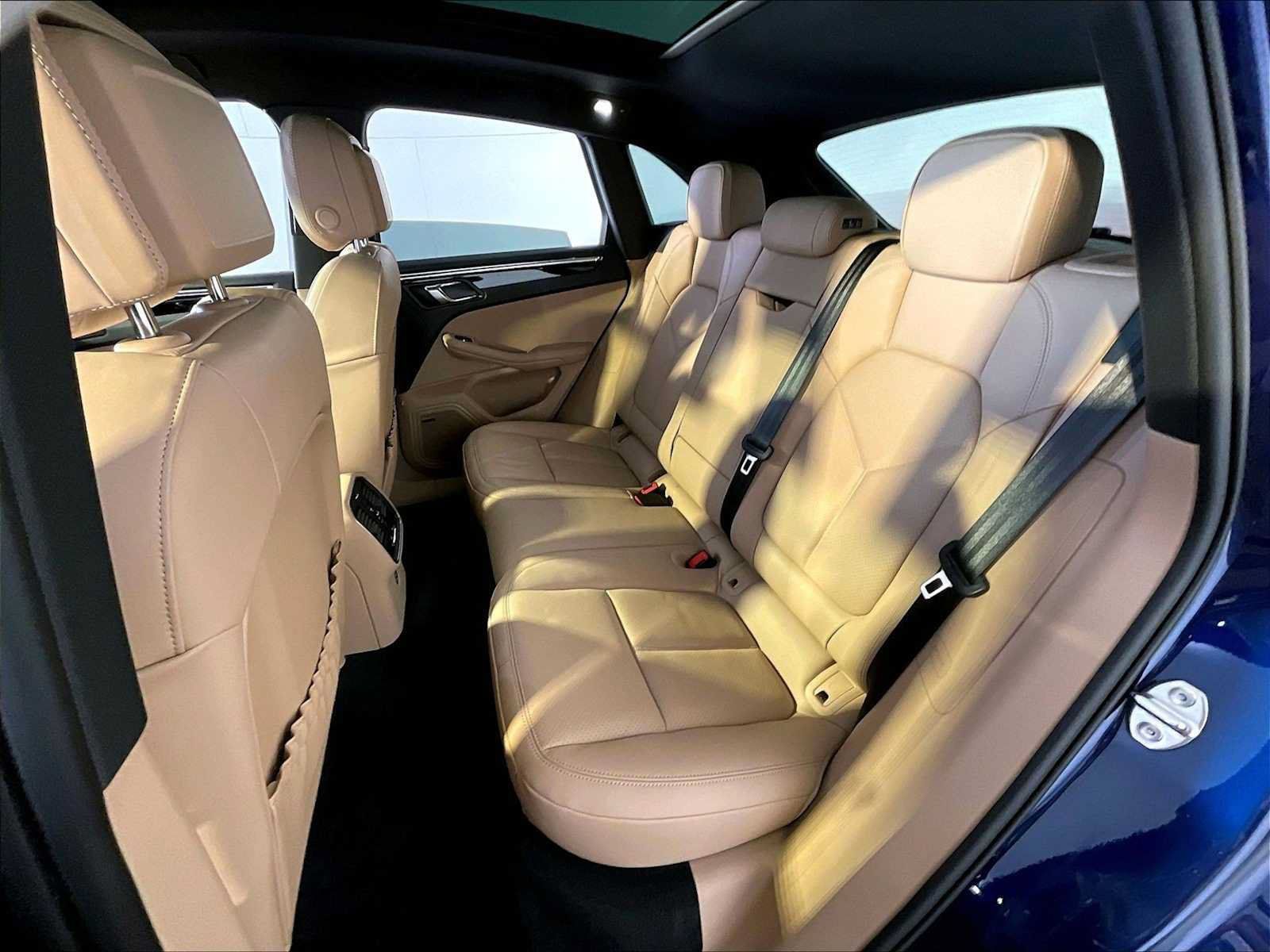 Certified 2024 Porsche Macan AWD/4WD image 24