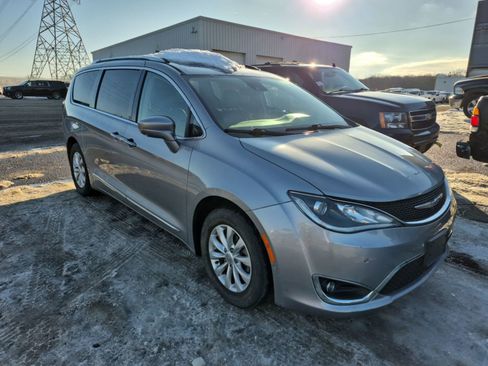Used 2018 Chrysler Pacifica Touring-L w/ Advanced Safetytec Group image 5