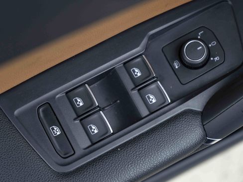 Used 2018 Volkswagen Tiguan SE image 37