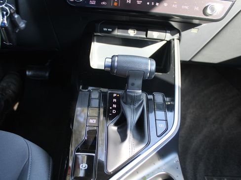 Used 2025 Kia Niro LX image 32