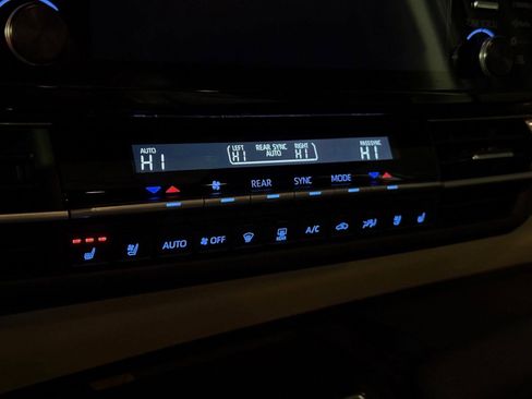 Used 2024 Toyota Sienna Platinum image 29