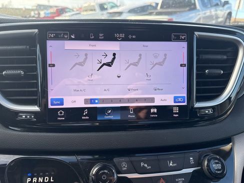 Used 2023 Chrysler Pacifica Touring-L image 10