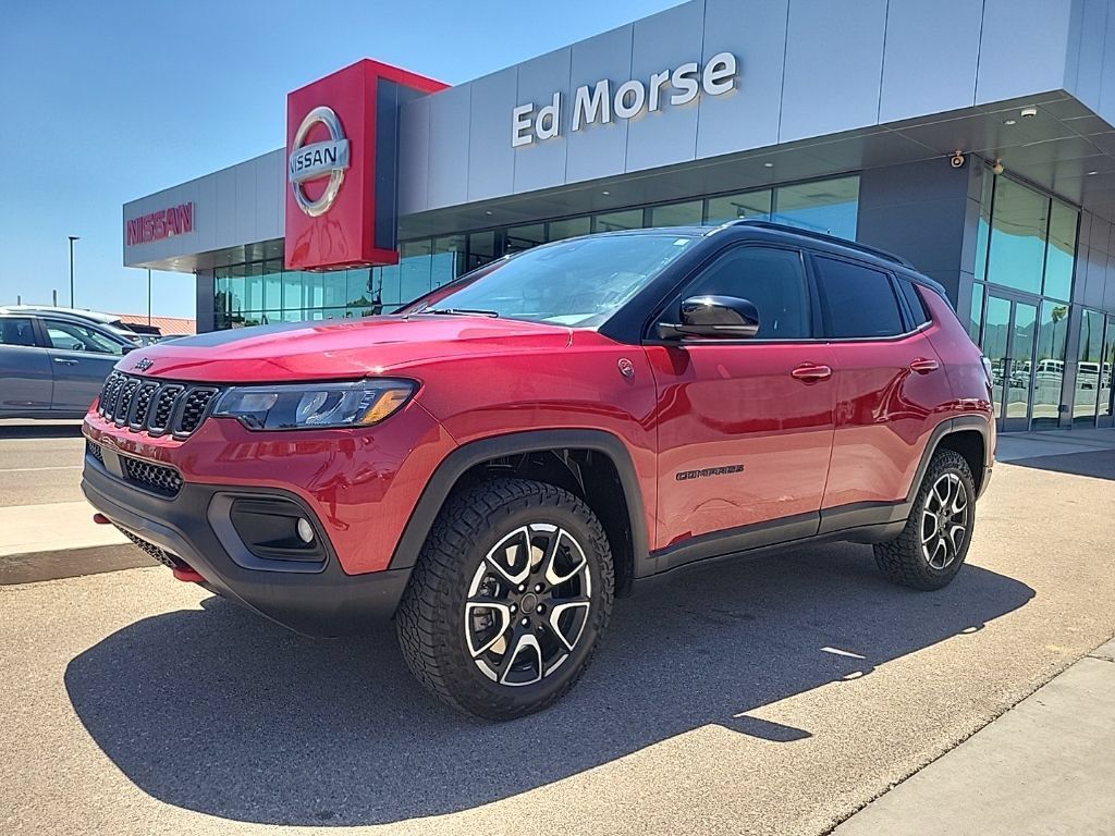 Used 2025 Jeep Compass Trailhawk AWD/4WD image 1