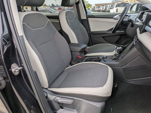 Used 2025 Volkswagen Taos SE AWD/4WD image 22