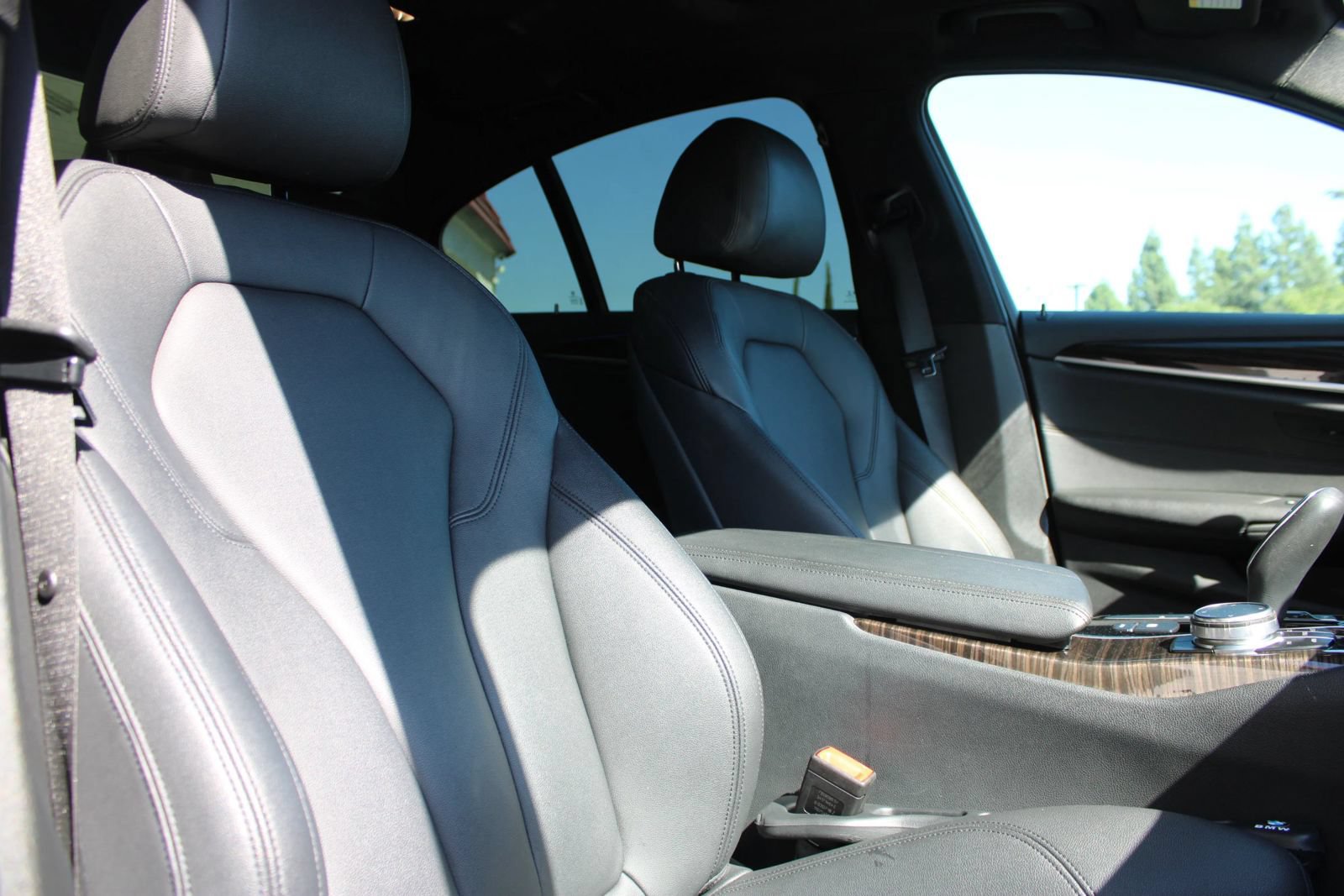 Used 2019 BMW 530e w/ Premium Package RWD image 12