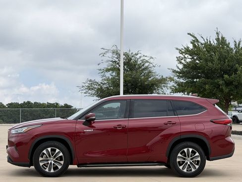 Used 2020 Toyota Highlander XLE FWD image 3