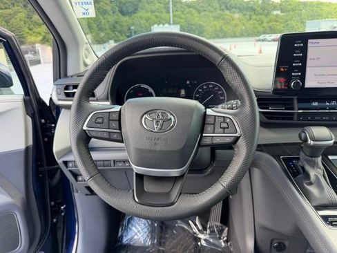 Certified 2024 Toyota Sienna Limited FWD image 18