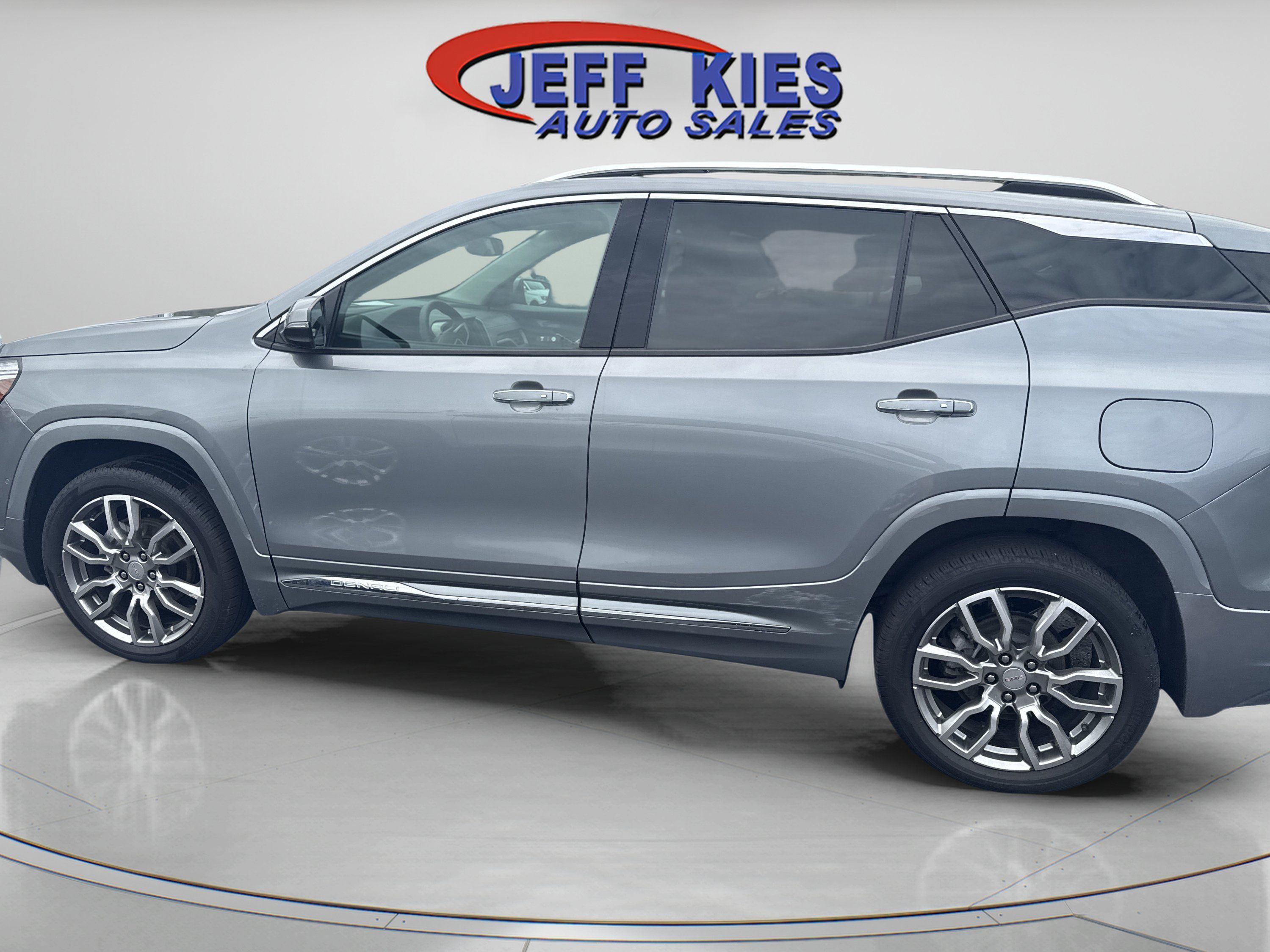 Used 2023 GMC Terrain Denali w/ Denali Premium Package AWD/4WD image 8