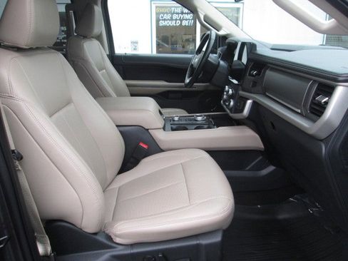 Used 2023 Ford Expedition Max XLT image 17